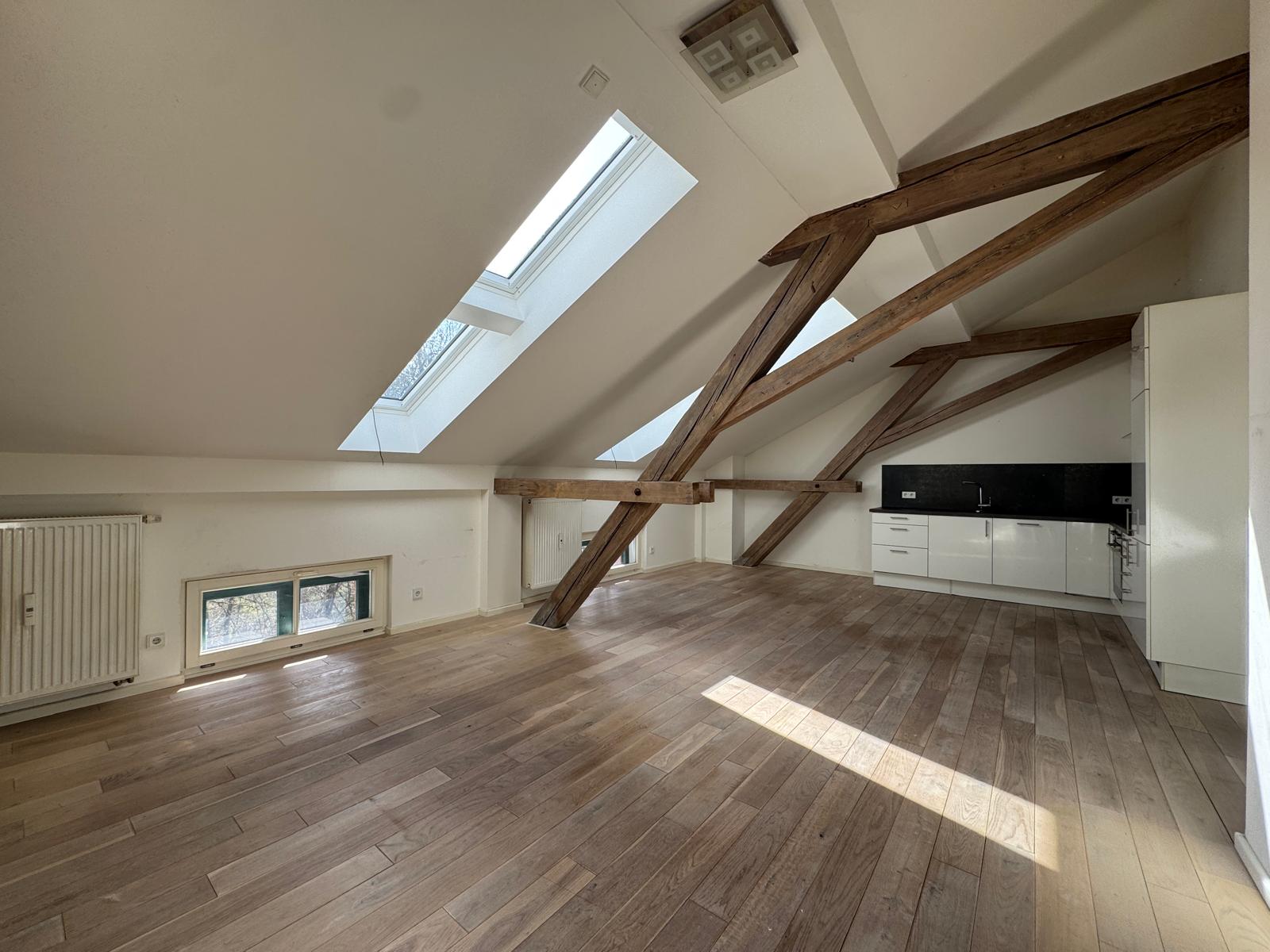 Wohnraum mit freigelegten Holzbalken