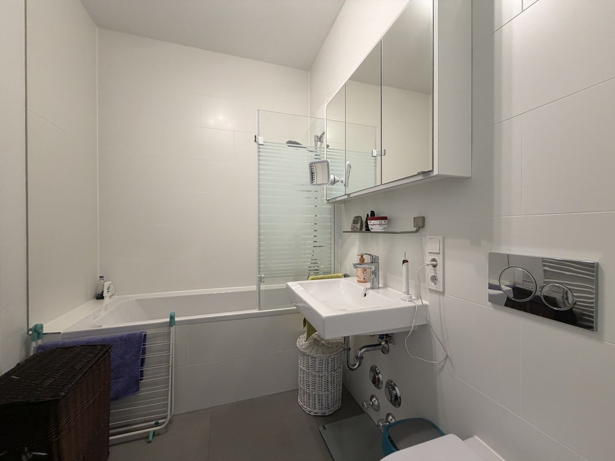 Bad mit Badewanne und Fenster