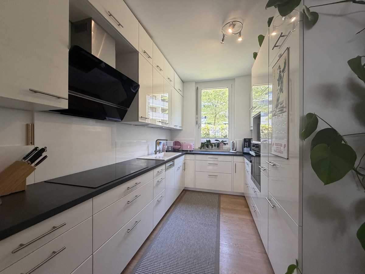 Miele-Küche mit Fenster zum Innenhof