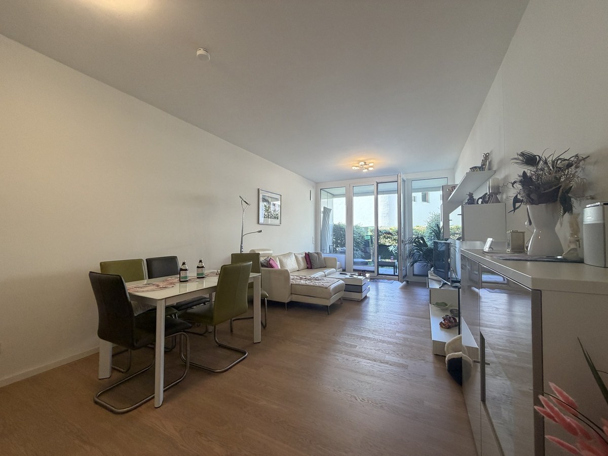 Wohn- und Esszimmer mit Blick zur Terrasse