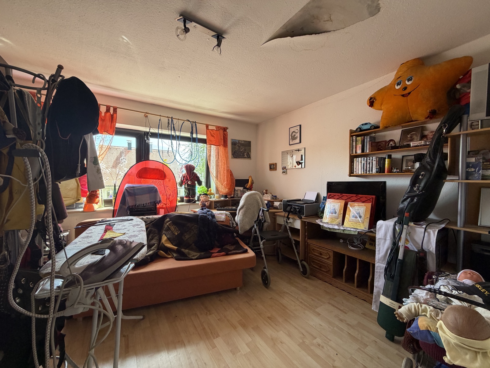 Zweites Zimmer im Obergeschoss (aktuell als Arbeitszimmer genutzt)