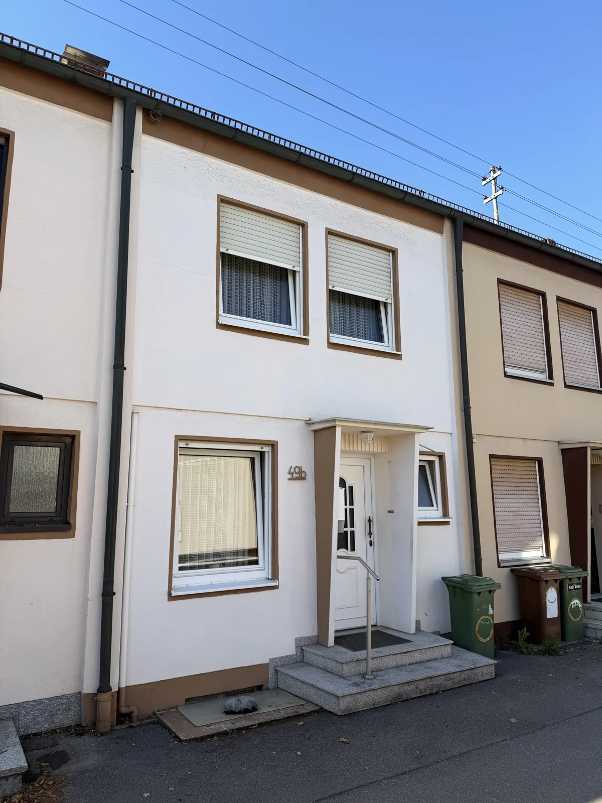 Straßenseite des Reihenhauses