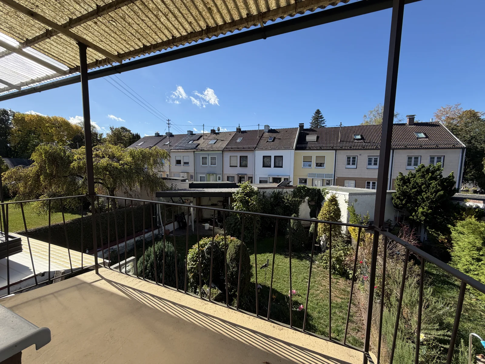 Balkon im Obergeschoss, Blick über die Gärten der Siedlung