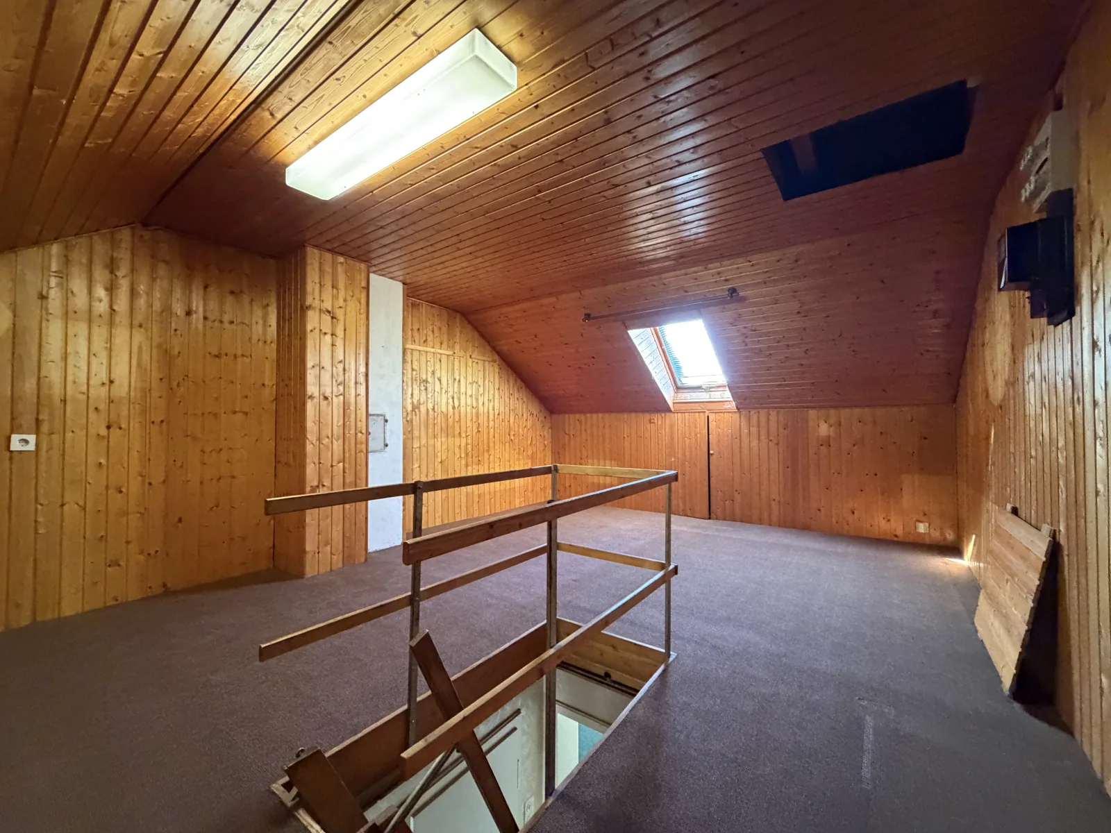 Gedämmter Dachraum mit Dachfenster