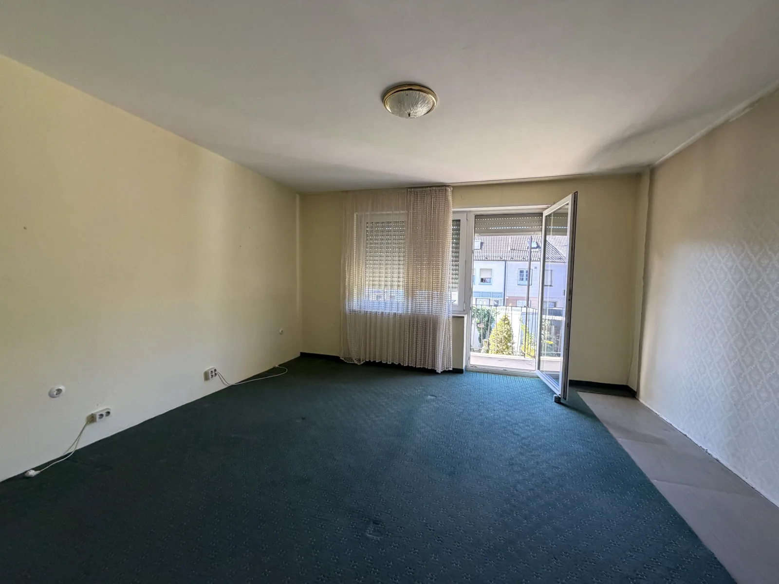 Schlafzimmer mit Balkontür