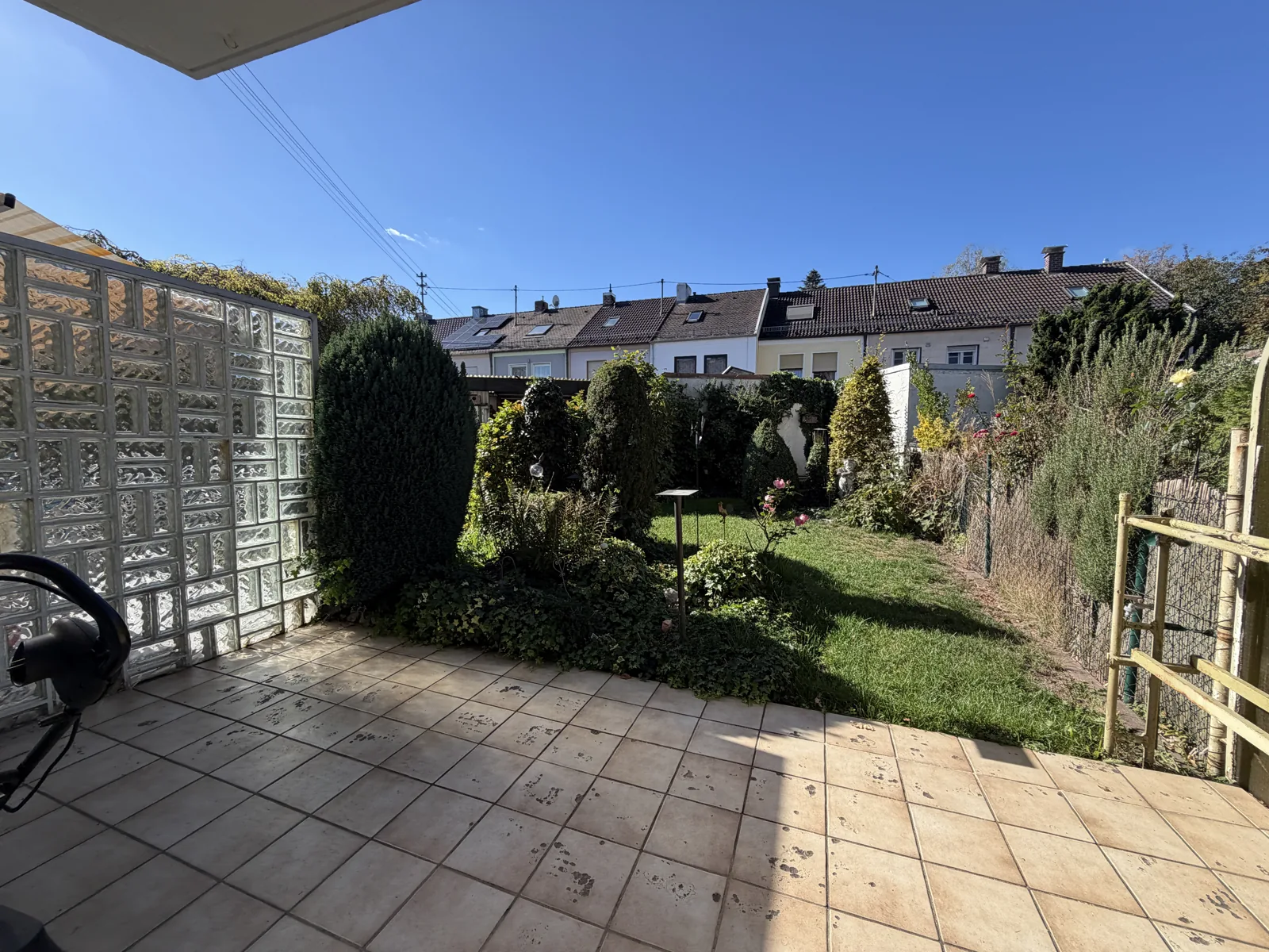 Süd-Terrasse mit Blick in den Garten