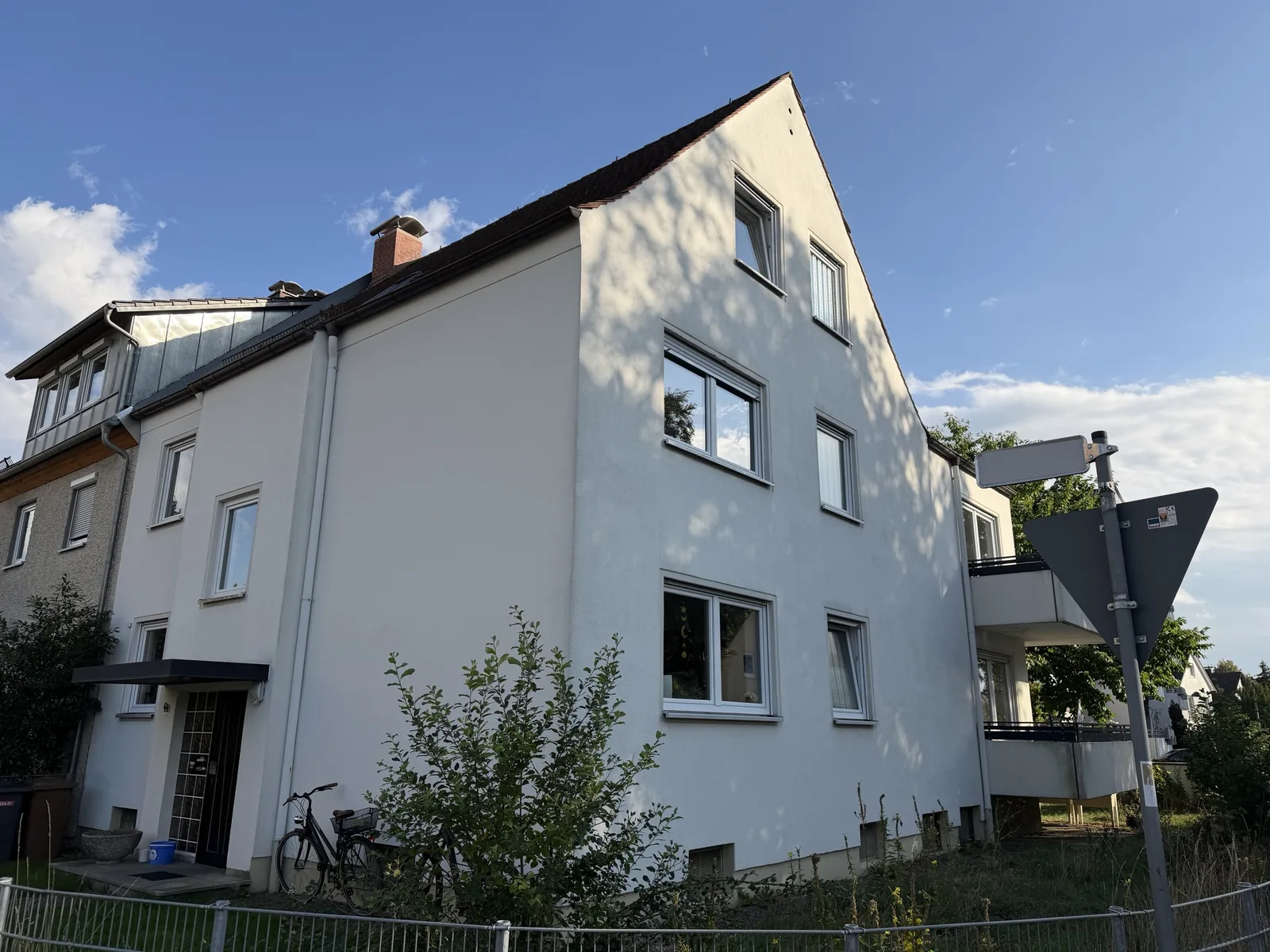 Giebelseite mit Balkonen